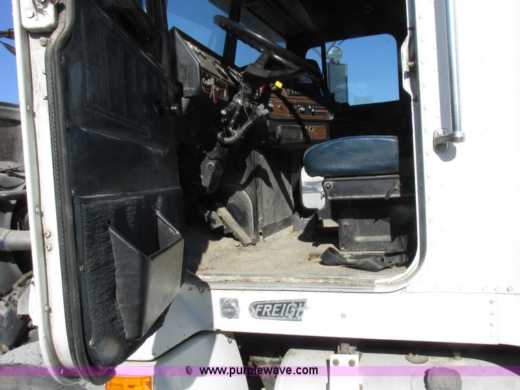 image for item I8866 1995 Freightliner FLD112 semi truck