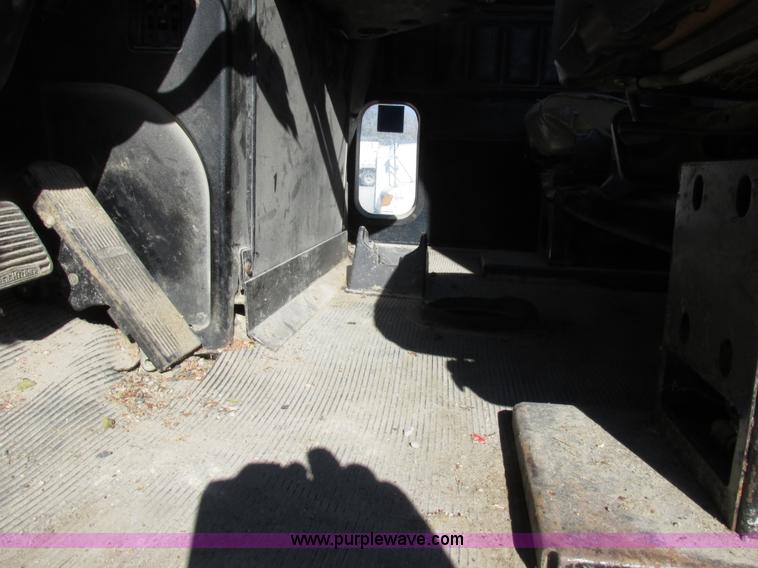 image for item I8866 1995 Freightliner FLD112 semi truck