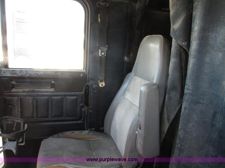 image for item I8866 1995 Freightliner FLD112 semi truck