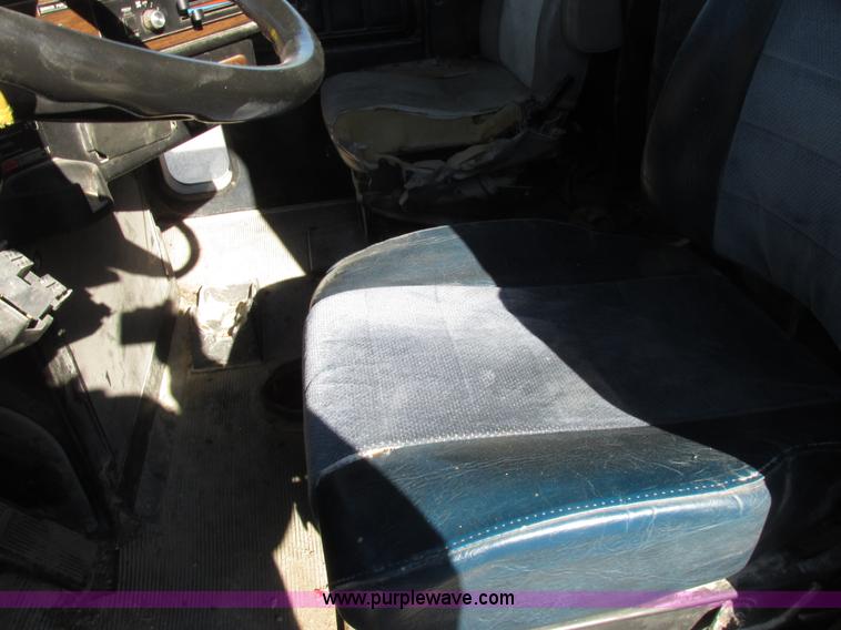 image for item I8866 1995 Freightliner FLD112 semi truck