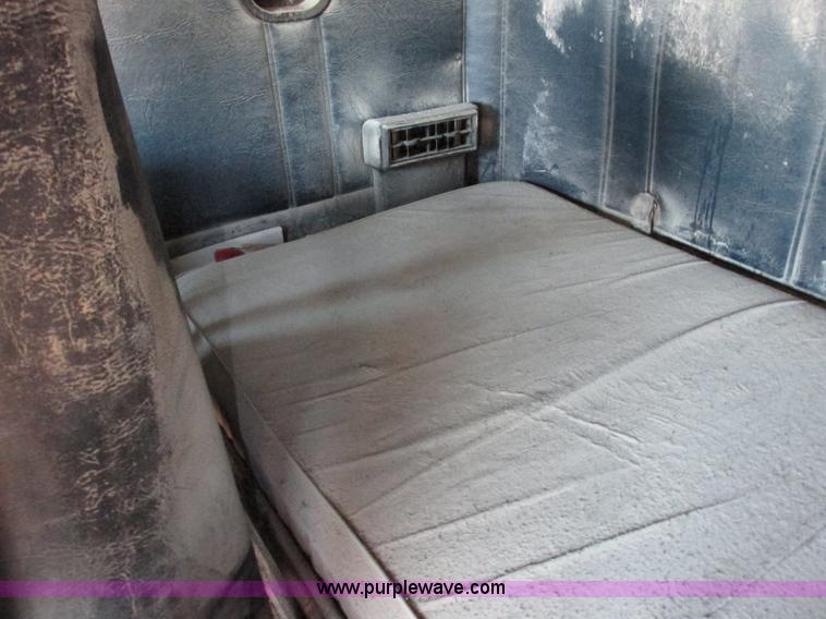 image for item I8866 1995 Freightliner FLD112 semi truck