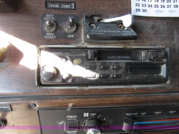 image for item I8866 1995 Freightliner FLD112 semi truck