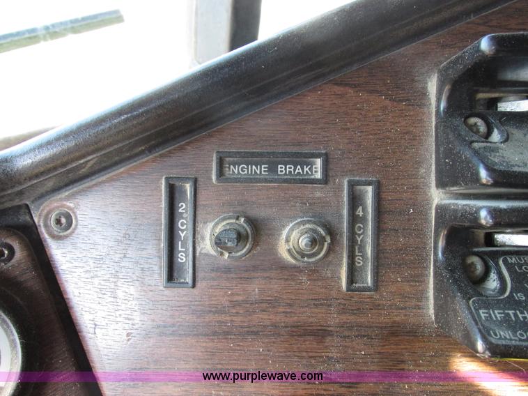 image for item I8866 1995 Freightliner FLD112 semi truck