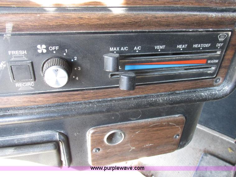 image for item I8866 1995 Freightliner FLD112 semi truck