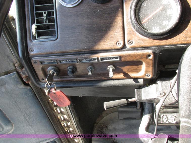 image for item I8866 1995 Freightliner FLD112 semi truck