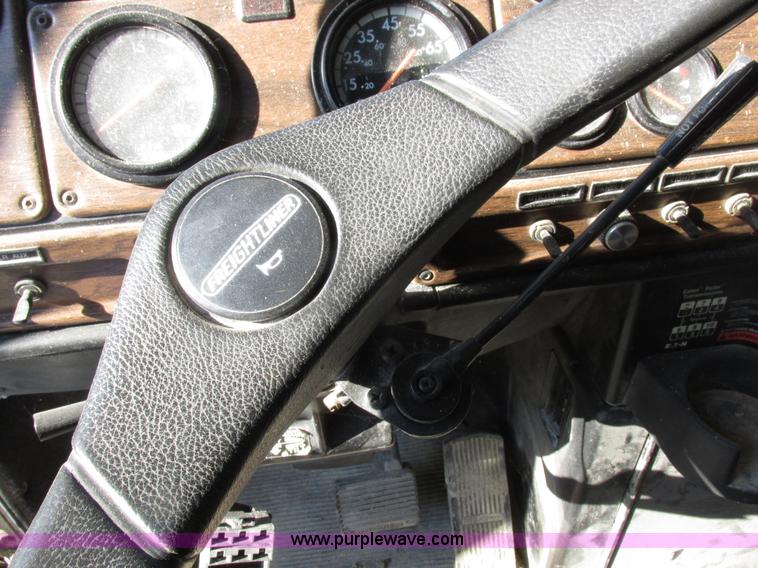 image for item I8866 1995 Freightliner FLD112 semi truck