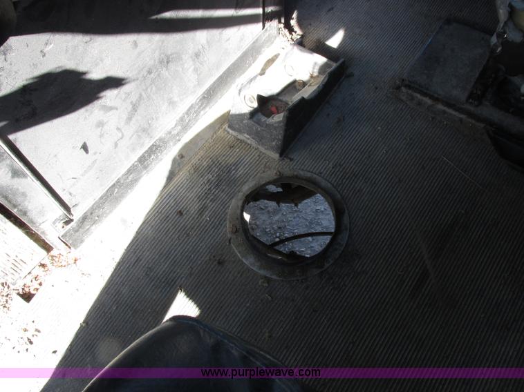 image for item I8866 1995 Freightliner FLD112 semi truck