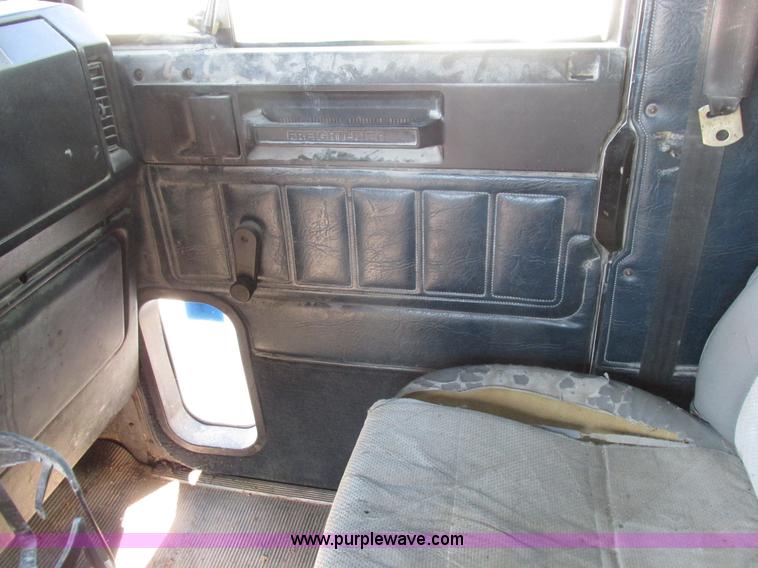 image for item I8866 1995 Freightliner FLD112 semi truck