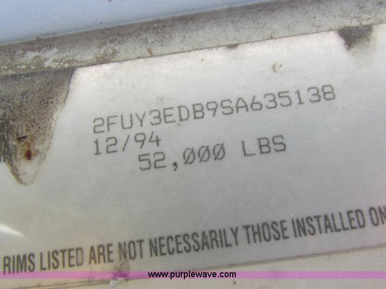 image for item I8866 1995 Freightliner FLD112 semi truck