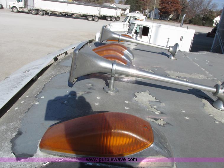 image for item I8866 1995 Freightliner FLD112 semi truck