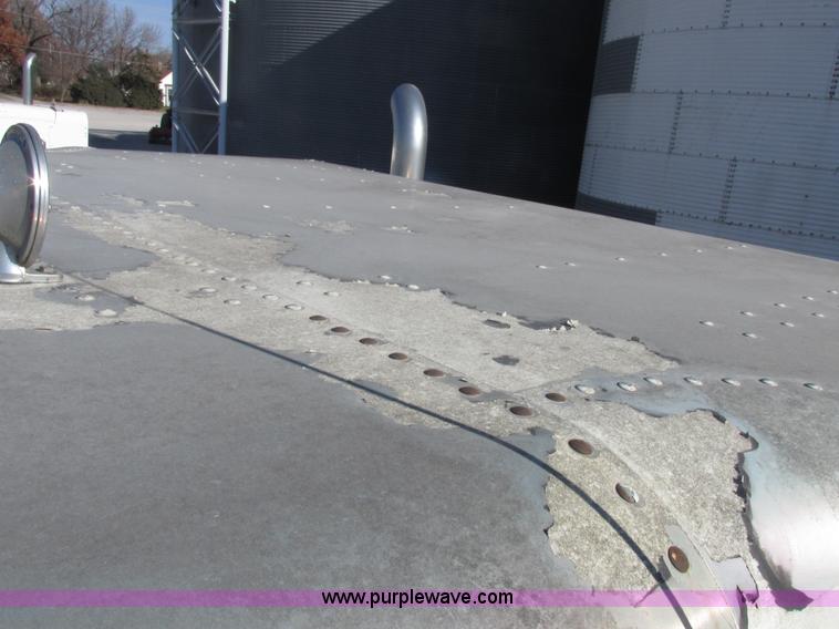 image for item I8866 1995 Freightliner FLD112 semi truck