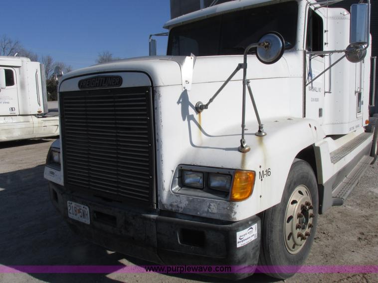 image for item I8867 1994 Freightliner FLD semi truck