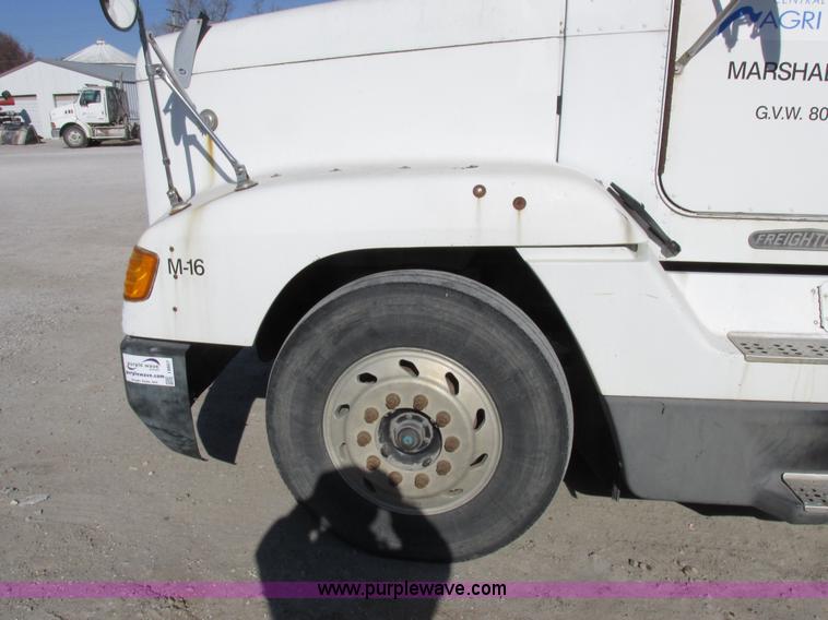 image for item I8867 1994 Freightliner FLD semi truck