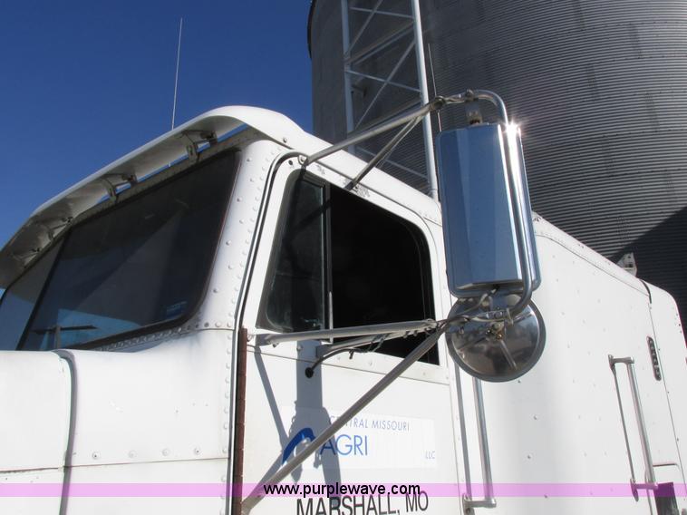 image for item I8867 1994 Freightliner FLD semi truck