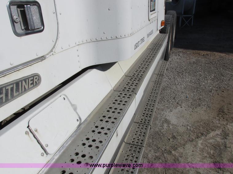 image for item I8867 1994 Freightliner FLD semi truck