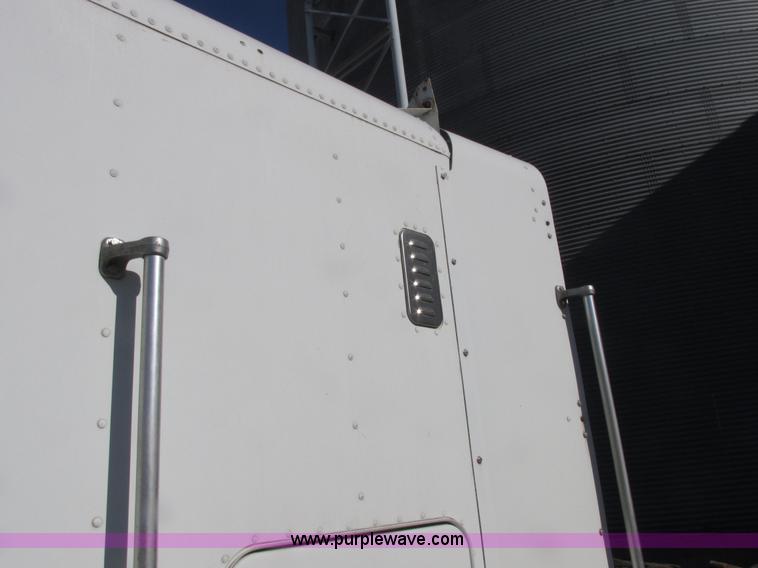 image for item I8867 1994 Freightliner FLD semi truck