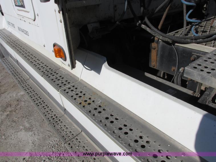 image for item I8867 1994 Freightliner FLD semi truck