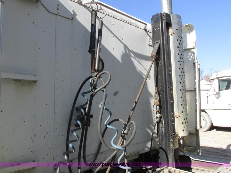 image for item I8867 1994 Freightliner FLD semi truck