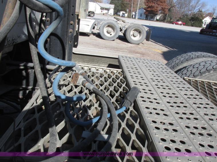 image for item I8867 1994 Freightliner FLD semi truck