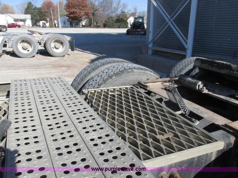 image for item I8867 1994 Freightliner FLD semi truck