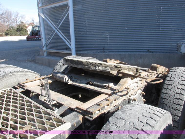 image for item I8867 1994 Freightliner FLD semi truck