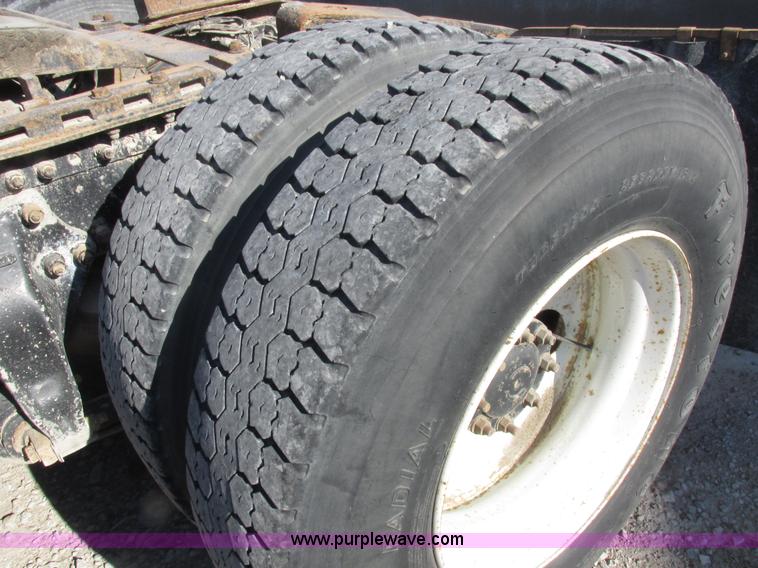 image for item I8867 1994 Freightliner FLD semi truck