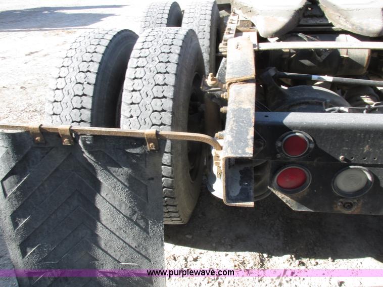 image for item I8867 1994 Freightliner FLD semi truck