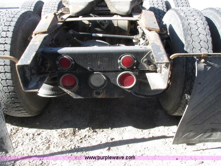 image for item I8867 1994 Freightliner FLD semi truck