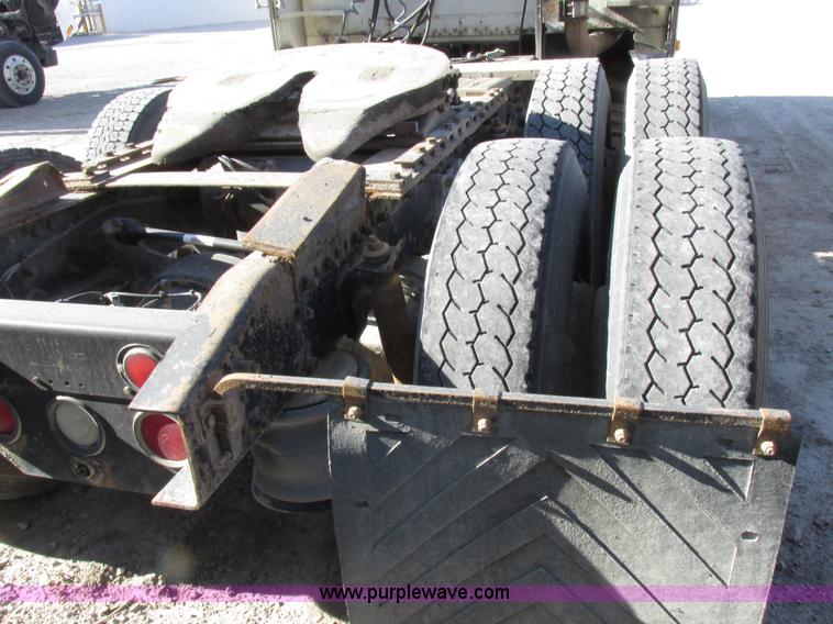 image for item I8867 1994 Freightliner FLD semi truck