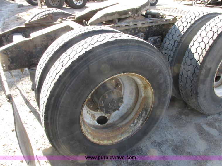 image for item I8867 1994 Freightliner FLD semi truck