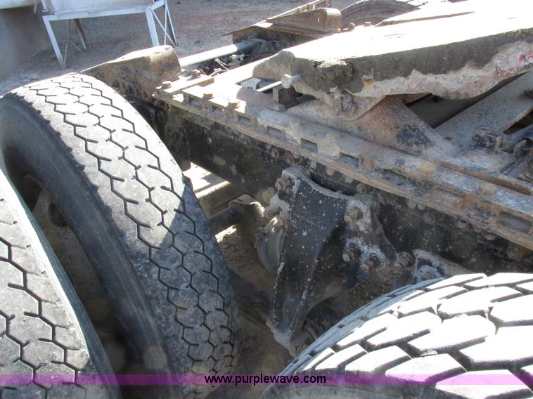 image for item I8867 1994 Freightliner FLD semi truck