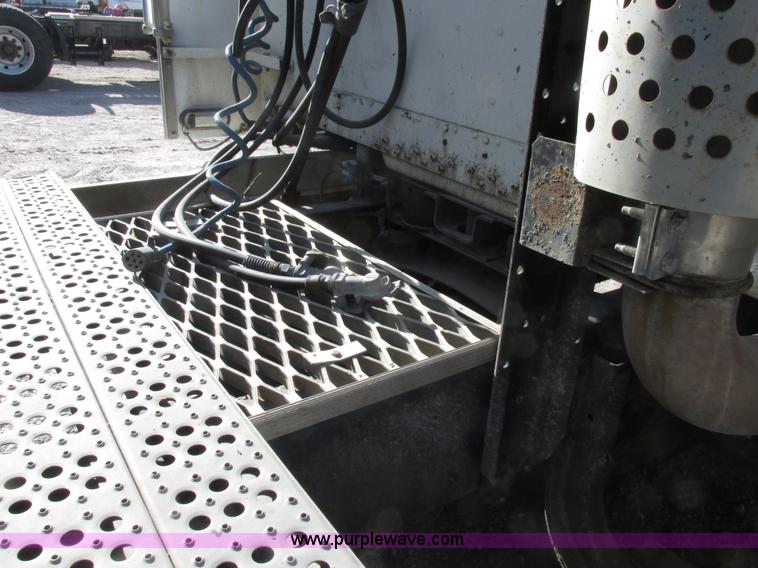 image for item I8867 1994 Freightliner FLD semi truck