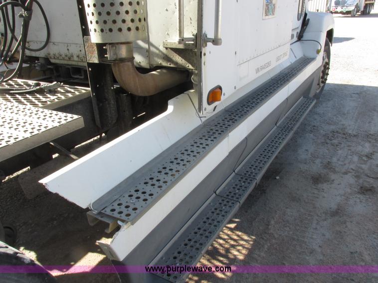 image for item I8867 1994 Freightliner FLD semi truck