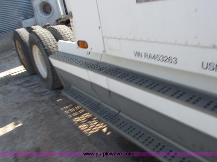 image for item I8867 1994 Freightliner FLD semi truck