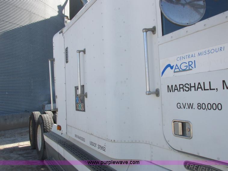image for item I8867 1994 Freightliner FLD semi truck
