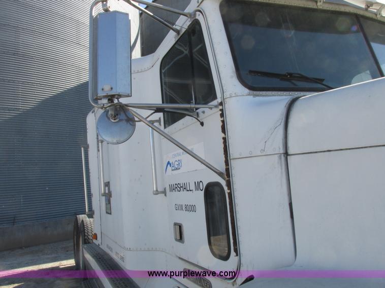 image for item I8867 1994 Freightliner FLD semi truck