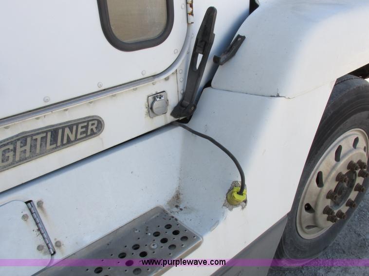 image for item I8867 1994 Freightliner FLD semi truck