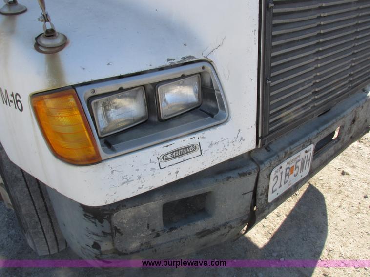 image for item I8867 1994 Freightliner FLD semi truck