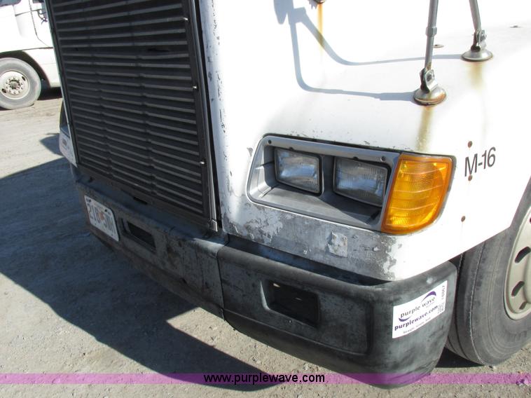 image for item I8867 1994 Freightliner FLD semi truck