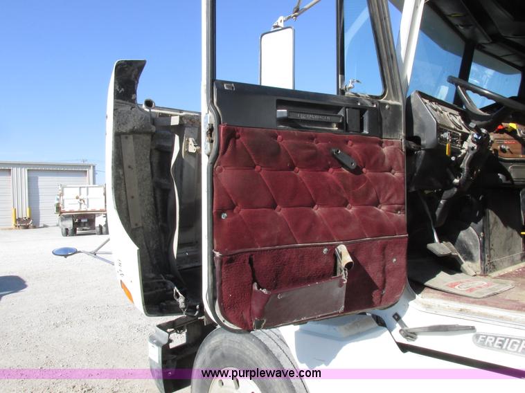 image for item I8867 1994 Freightliner FLD semi truck