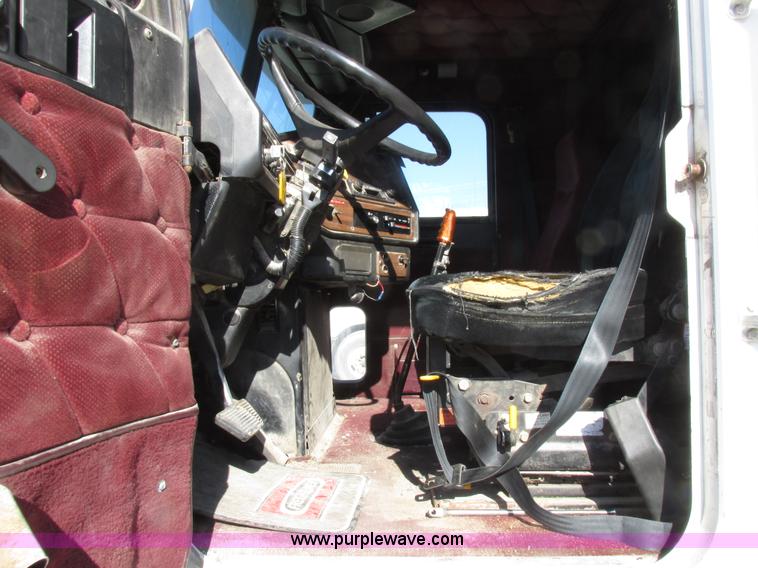 image for item I8867 1994 Freightliner FLD semi truck