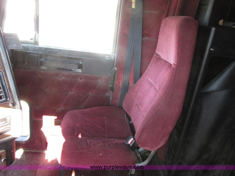 image for item I8867 1994 Freightliner FLD semi truck