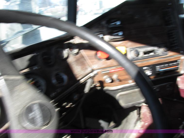 image for item I8867 1994 Freightliner FLD semi truck