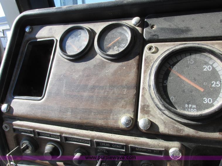 image for item I8867 1994 Freightliner FLD semi truck