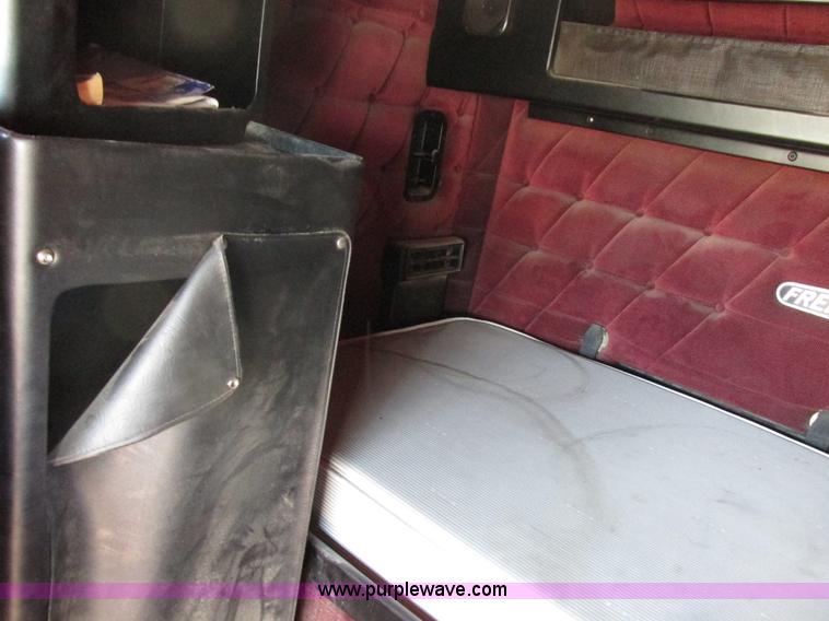 image for item I8867 1994 Freightliner FLD semi truck