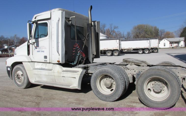 image for item I8868 2000 Freightliner Century Class semi truck