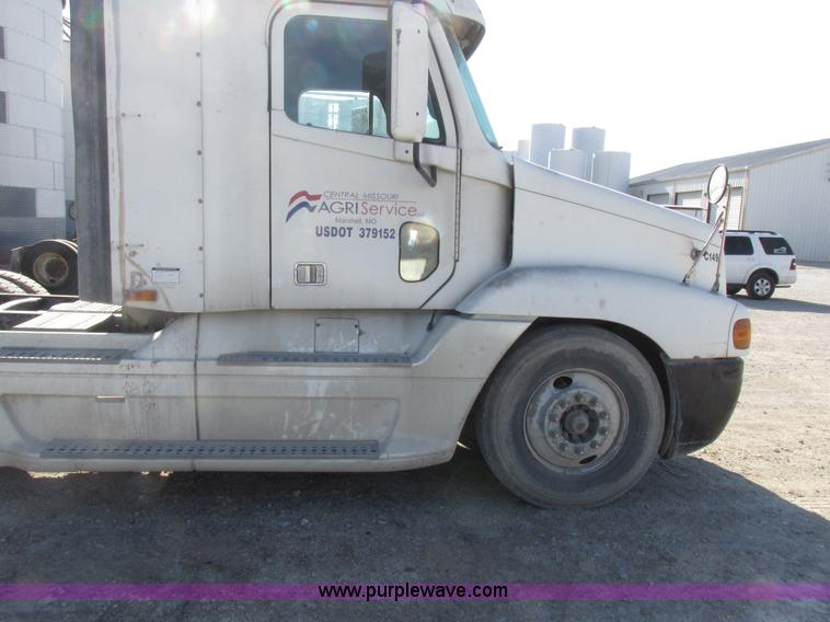 image for item I8868 2000 Freightliner Century Class semi truck