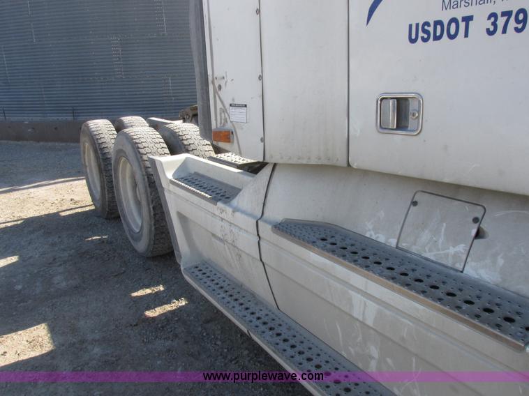 image for item I8868 2000 Freightliner Century Class semi truck