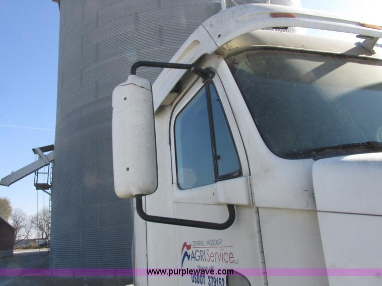image for item I8868 2000 Freightliner Century Class semi truck