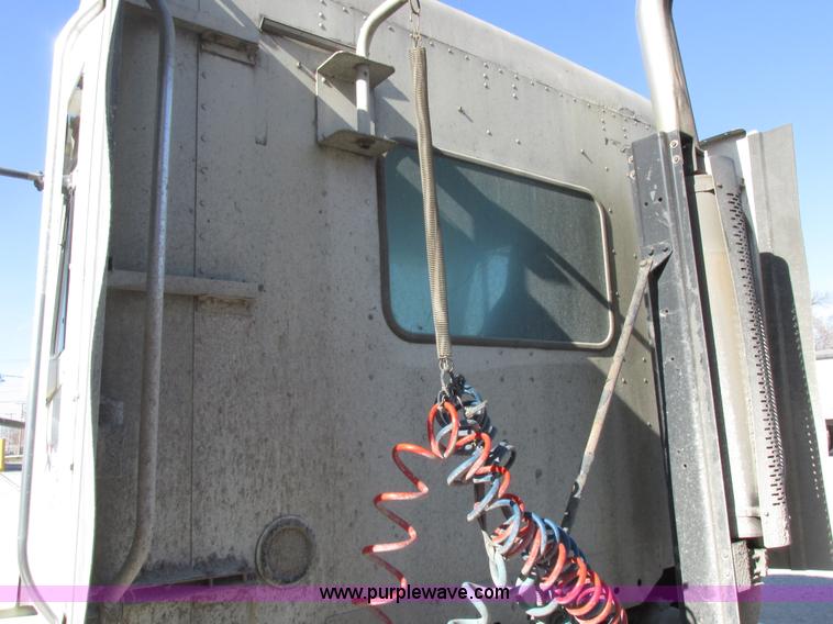 image for item I8868 2000 Freightliner Century Class semi truck